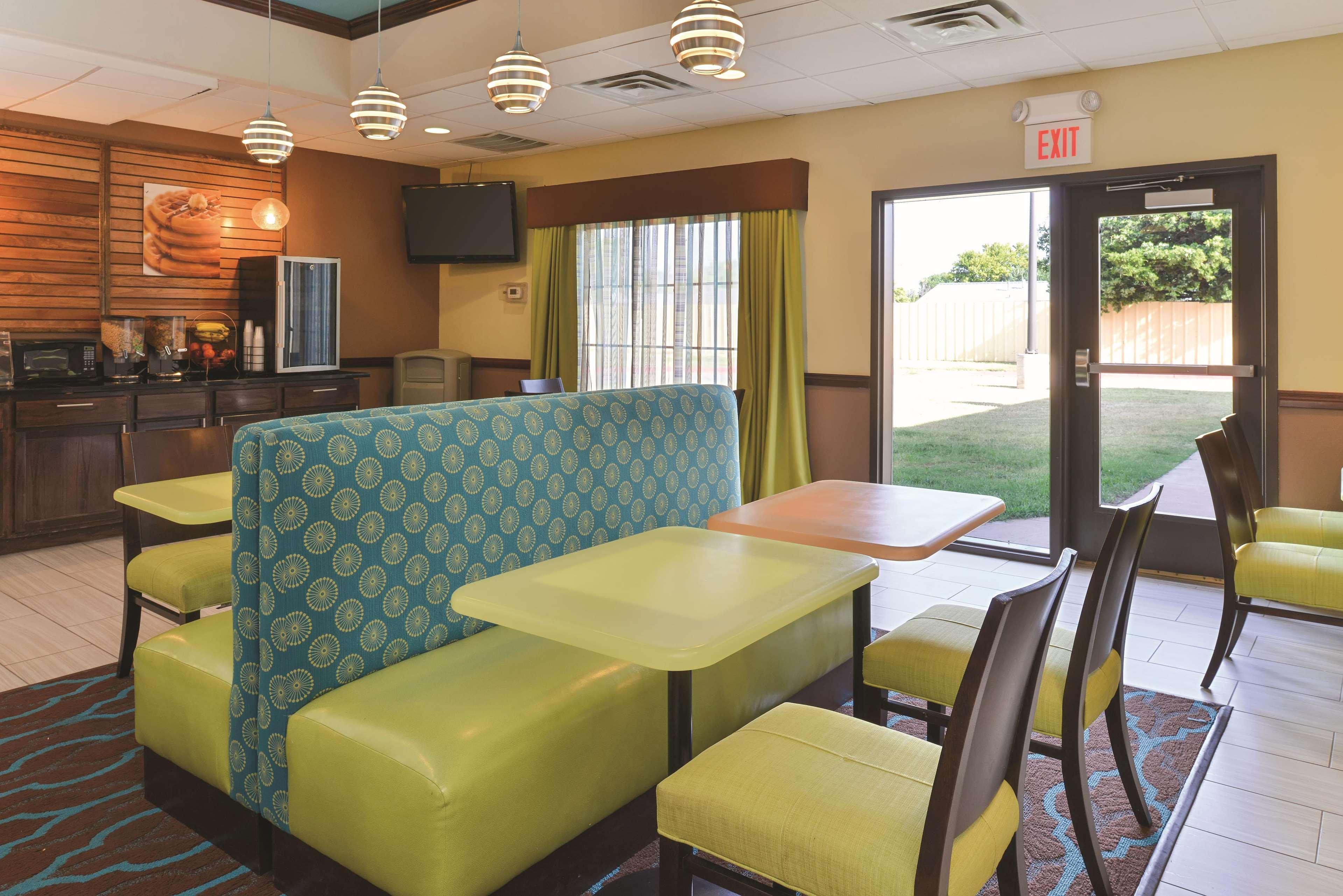 La Quinta By Wyndham Woodward Hotell Exteriör bild