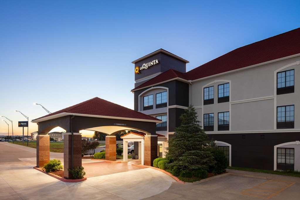 La Quinta By Wyndham Woodward Hotell Exteriör bild