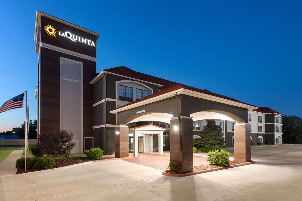 La Quinta By Wyndham Woodward Hotell Exteriör bild